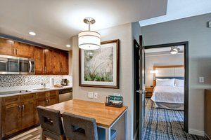 Courtyard By Marriott Boston