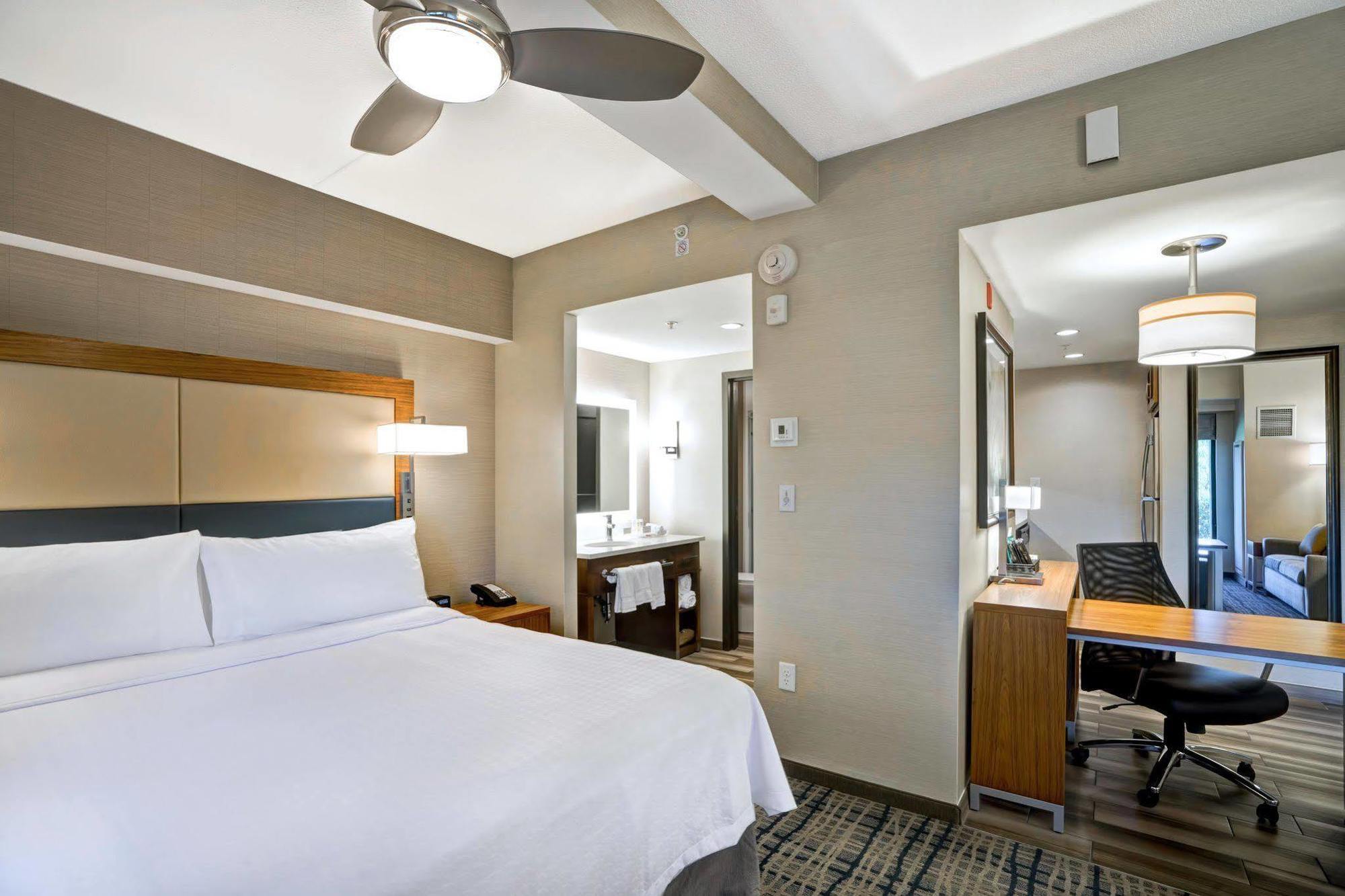 Courtyard By Marriott Boston Hotel